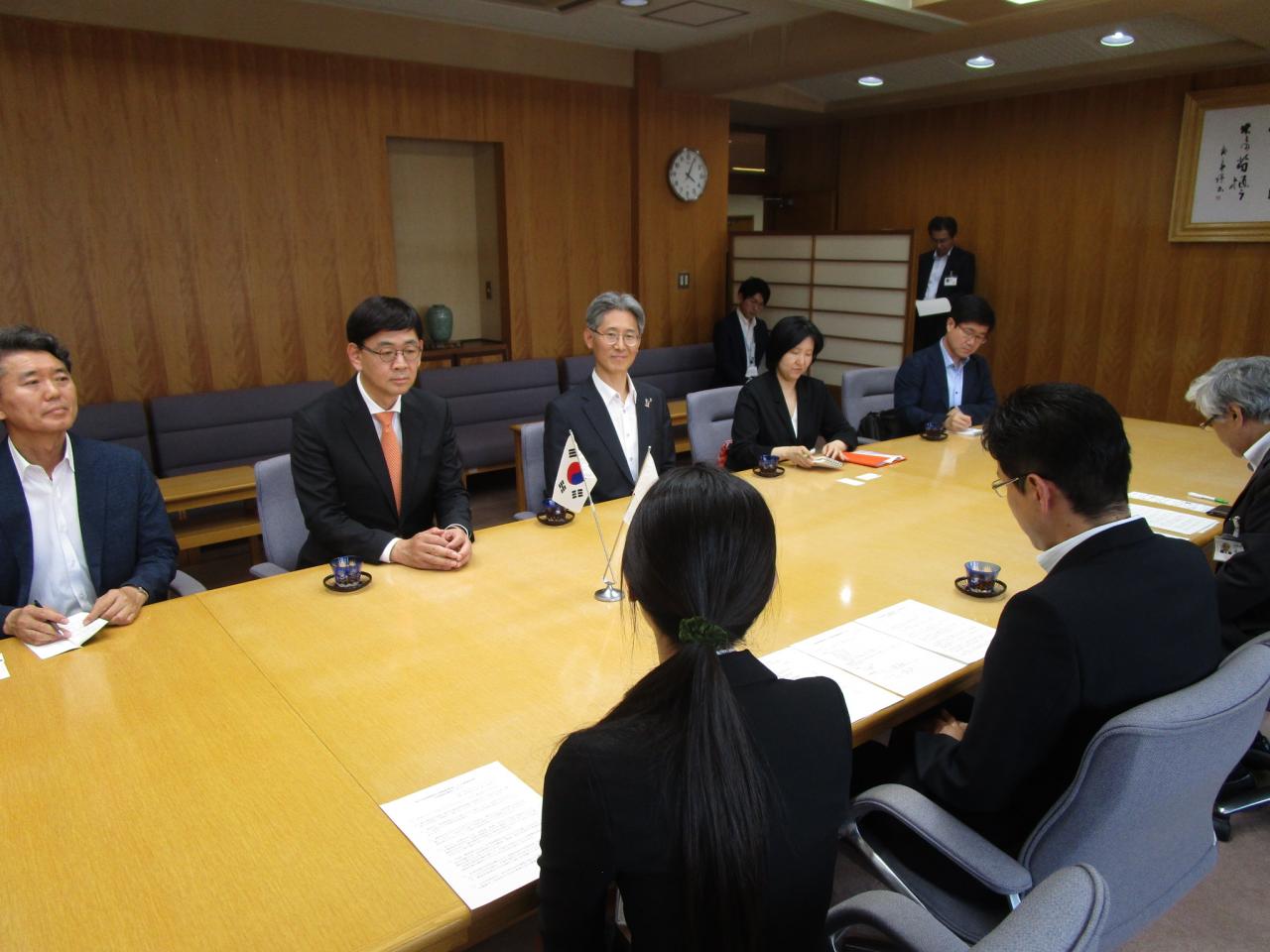 駐日韓国大使館参事官が川原副知事を表敬訪問している写真